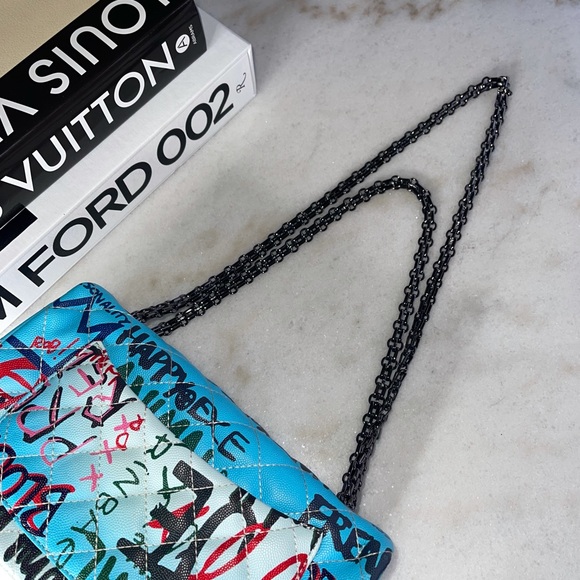 New "Flaunt It" - Multicolored Graffiti Handbag - Picture 14 of 17